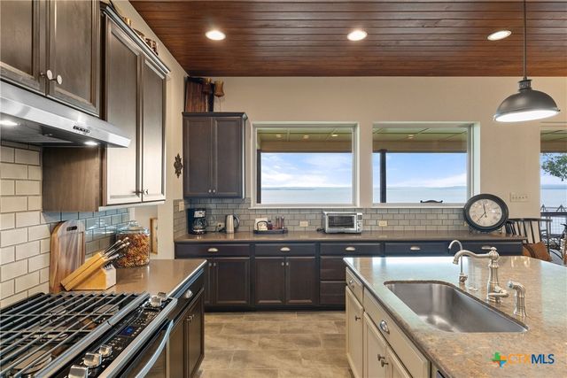 207 Emeralds Drive, Burnet, TX 78611