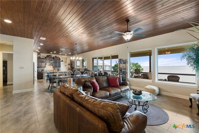 207 Emeralds Drive, Burnet, TX 78611