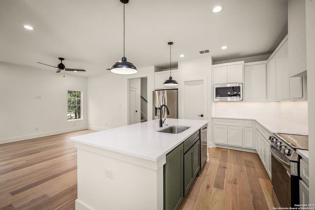 1672 Hillcrest Forest, Canyon Lake, TX 78133