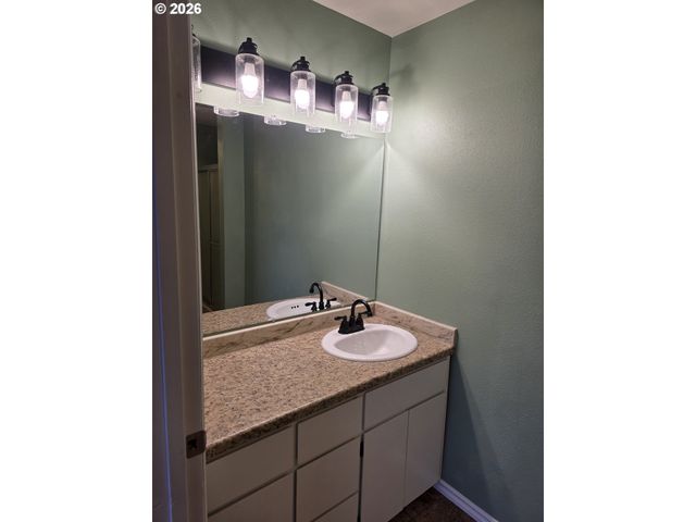 557 S 44TH St, Springfield, OR 97478