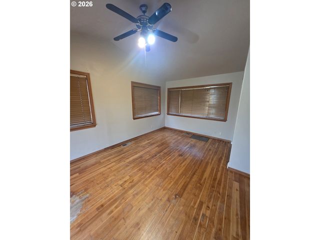 557 S 44TH St, Springfield, OR 97478