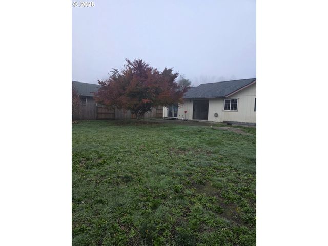 557 S 44TH St, Springfield, OR 97478