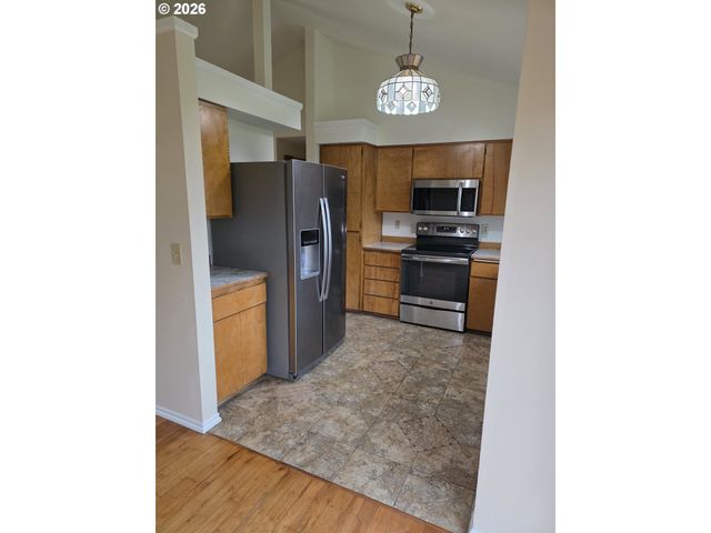 557 S 44TH St, Springfield, OR 97478