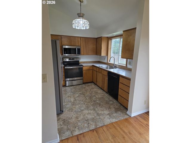 557 S 44TH St, Springfield, OR 97478