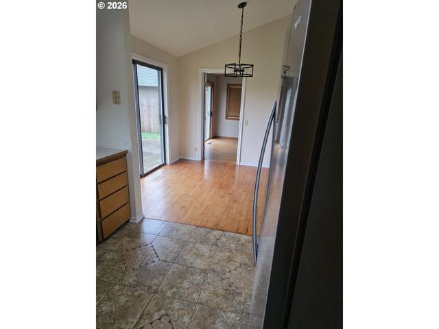 557 S 44TH St, Springfield, OR 97478