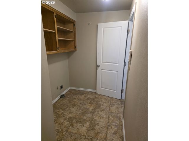 557 S 44TH St, Springfield, OR 97478