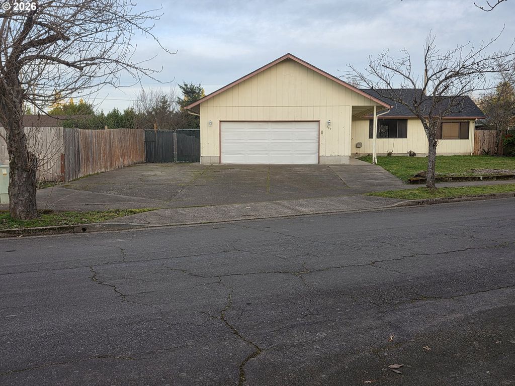557 S 44TH St, Springfield, OR 97478