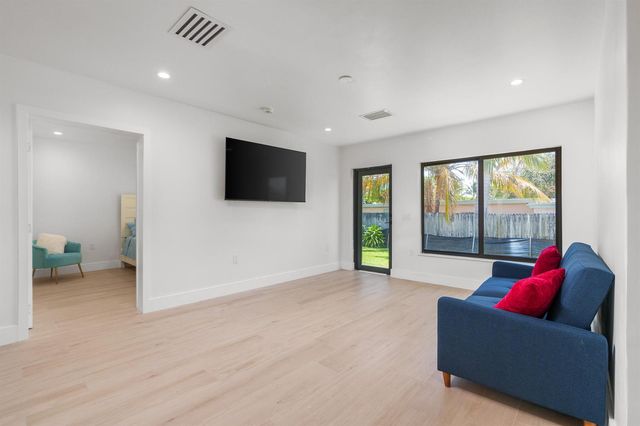 303 DE CARIE Street 303, Delray Beach, FL 33444