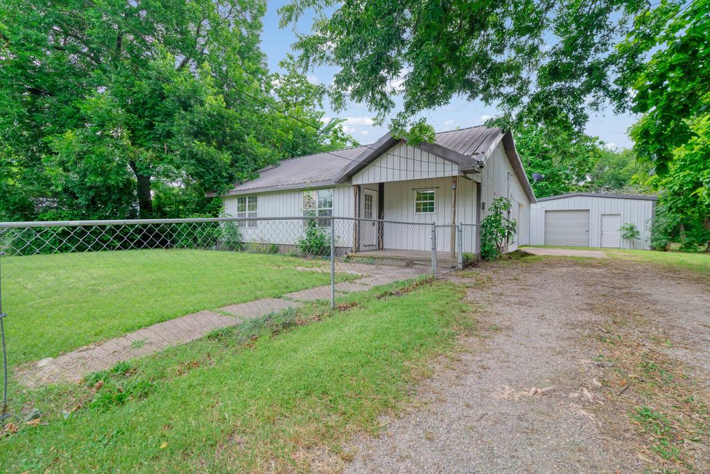 193 Church Street, Deport, TX 75435