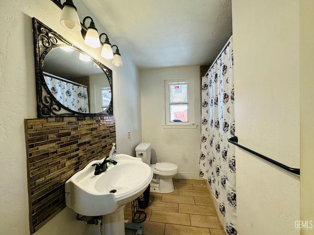 925 Radcliffe Avenue, Bakersfield, CA 93305