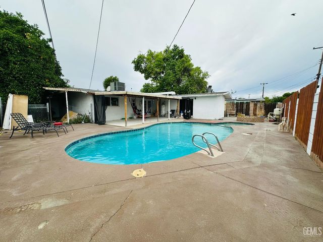 925 Radcliffe Avenue, Bakersfield, CA 93305