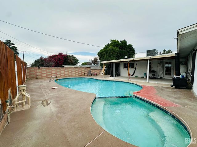 925 Radcliffe Avenue, Bakersfield, CA 93305