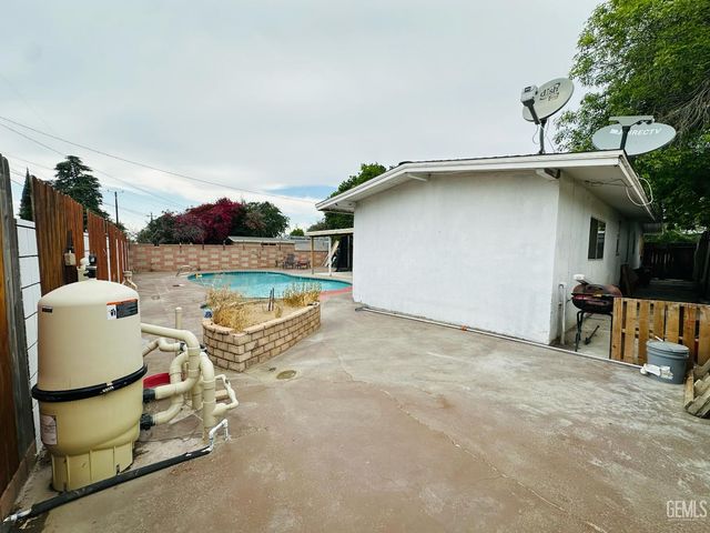 925 Radcliffe Avenue, Bakersfield, CA 93305