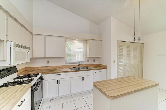 4863 VILLAGE GARDENS DRIVE 186, Sarasota, FL 34234