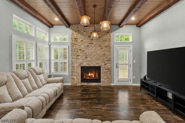 1 Eagle Ct, Monroe Twp., NJ 08831
