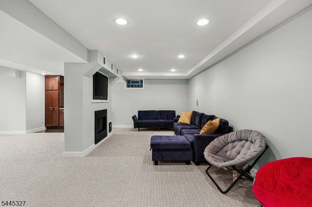 1 Eagle Ct, Monroe Twp., NJ 08831