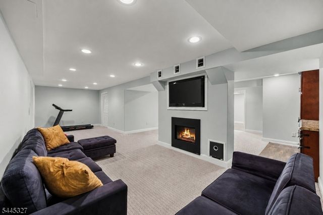 1 Eagle Ct, Monroe Twp., NJ 08831