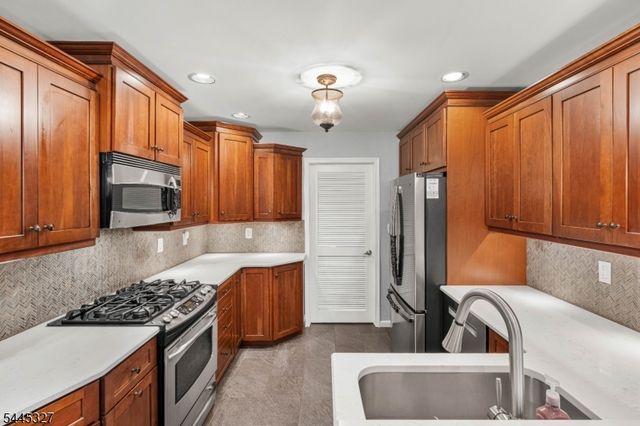 1 Eagle Ct, Monroe Twp., NJ 08831
