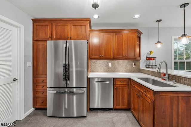 1 Eagle Ct, Monroe Twp., NJ 08831