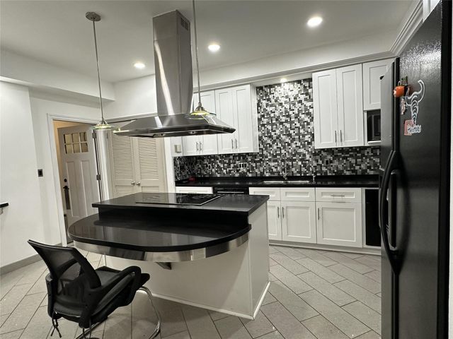 16 Alpine Court, Bellaire, TX 77401
