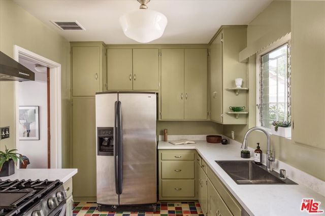 2429 E Glenoaks Boulevard, Glendale, CA 91206