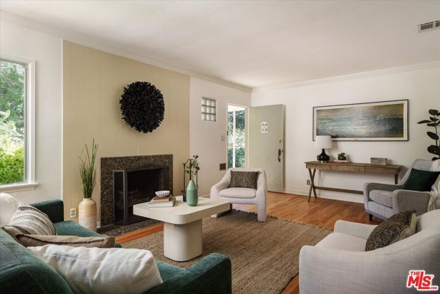 2429 E Glenoaks Boulevard, Glendale, CA 91206