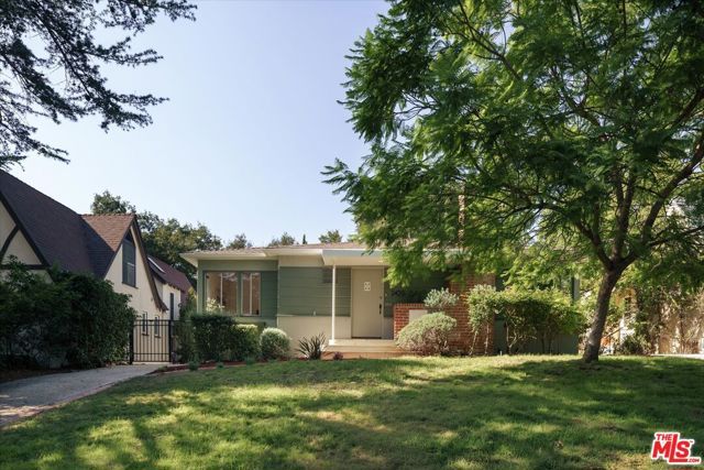 2429 E Glenoaks Boulevard, Glendale, CA 91206