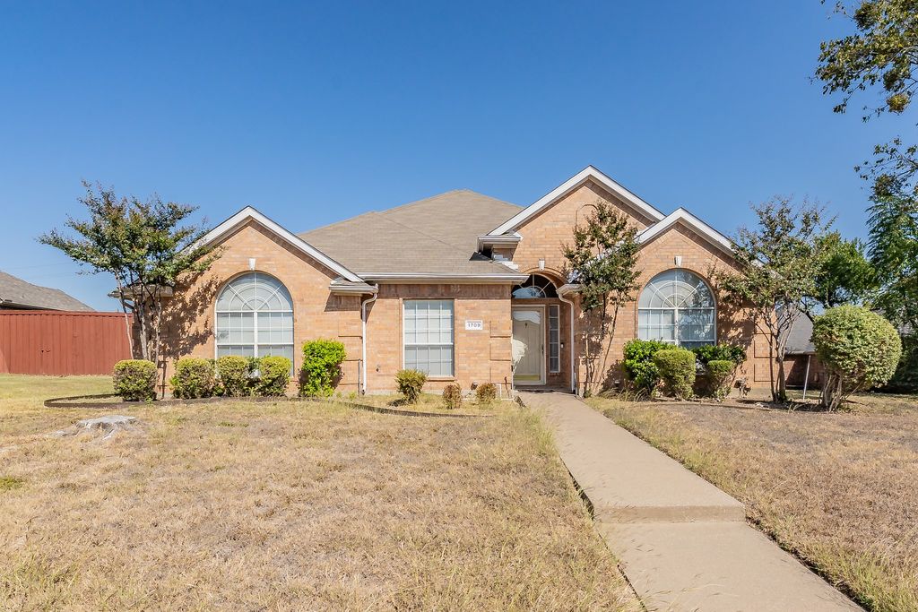1709 Plum Creek Drive, Desoto, TX 75115