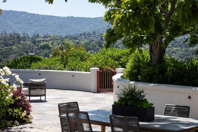 13057 La Cresta Drive, Los Altos Hills, CA 94022