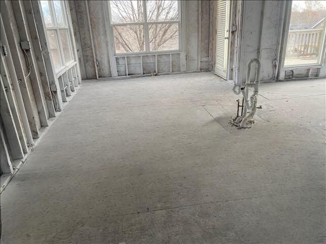 8547 N Robinhood Avenue, Kansas City, MO 64154