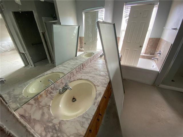 8547 N Robinhood Avenue, Kansas City, MO 64154