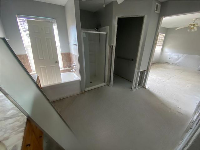 8547 N Robinhood Avenue, Kansas City, MO 64154