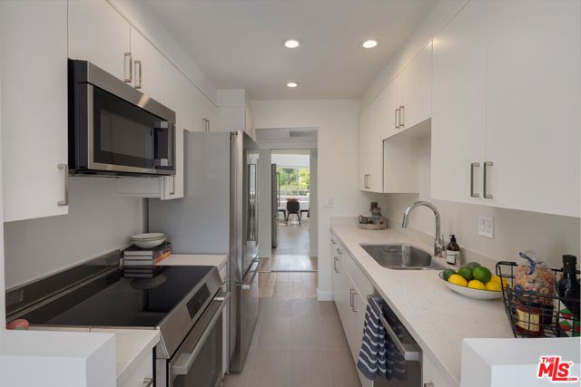 1131 Alta Loma Road 428, West Hollywood, CA 90069