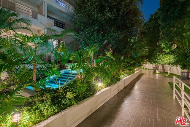 1131 Alta Loma Road 428, West Hollywood, CA 90069