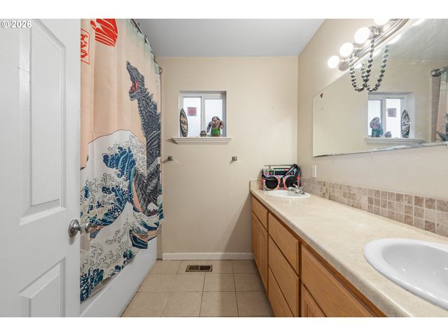 1993 LINNELL Ave, Roseburg, OR 97471