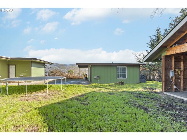 1993 LINNELL Ave, Roseburg, OR 97471