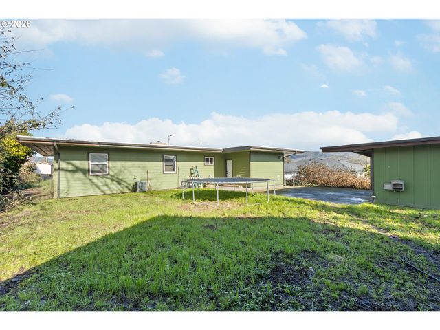 1993 LINNELL Ave, Roseburg, OR 97471