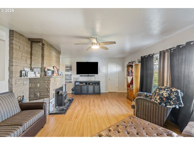 1993 LINNELL Ave, Roseburg, OR 97471