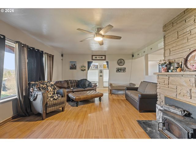 1993 LINNELL Ave, Roseburg, OR 97471