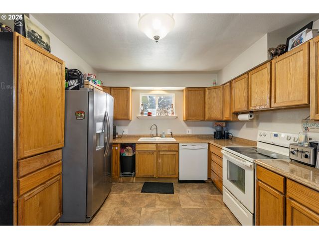 1993 LINNELL Ave, Roseburg, OR 97471