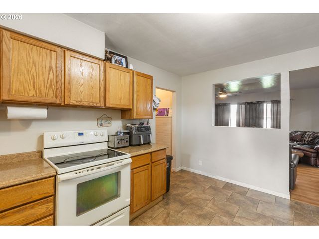 1993 LINNELL Ave, Roseburg, OR 97471