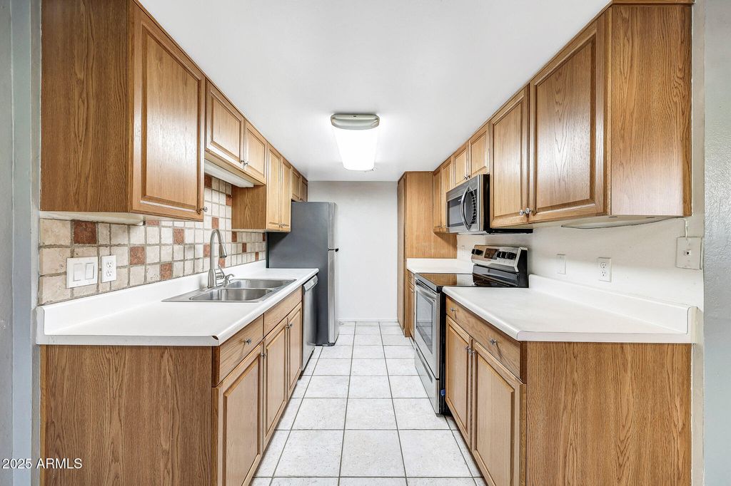 Image 10 of property listing at 1001 N GRANITE REEF Road, Scottsdale, AZ 85257