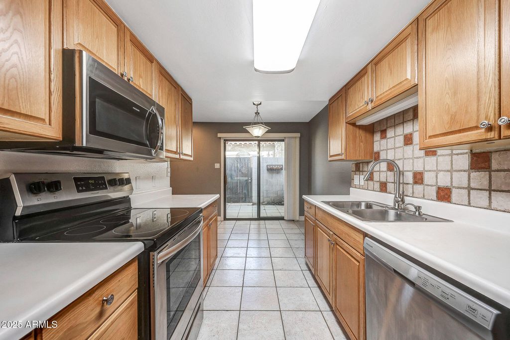 Image 11 of property listing at 1001 N GRANITE REEF Road, Scottsdale, AZ 85257