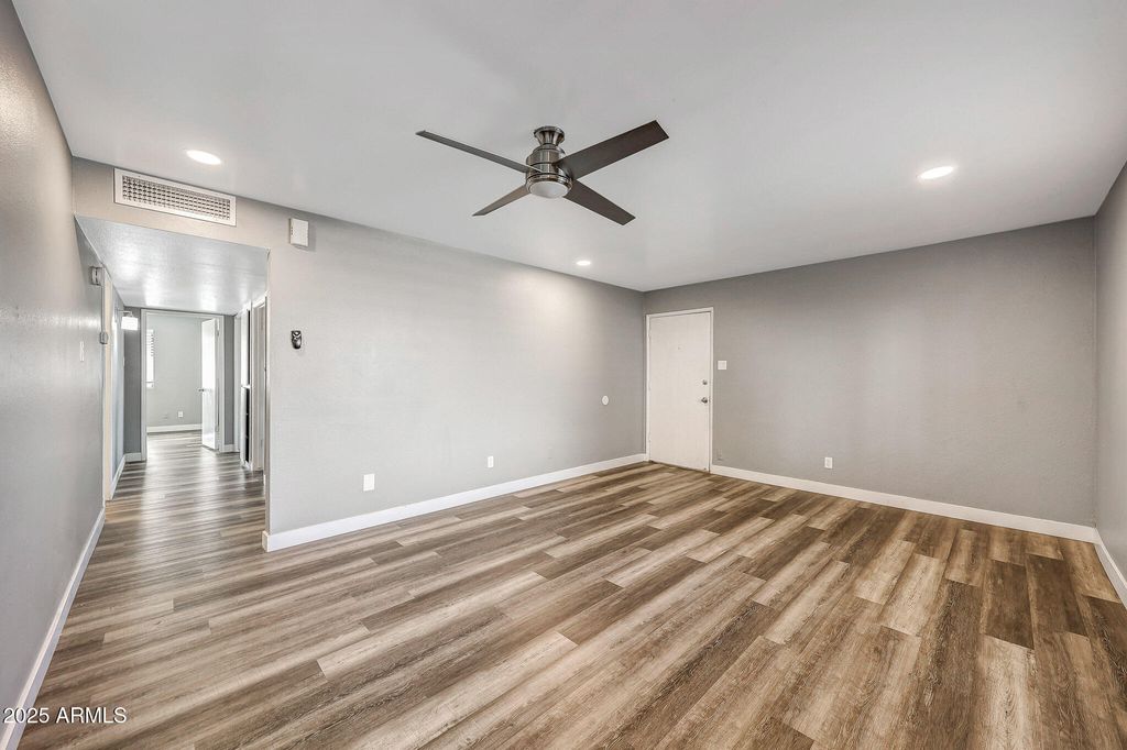 Image 6 of property listing at 1001 N GRANITE REEF Road, Scottsdale, AZ 85257