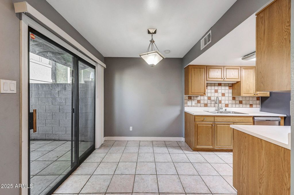 Image 8 of property listing at 1001 N GRANITE REEF Road, Scottsdale, AZ 85257