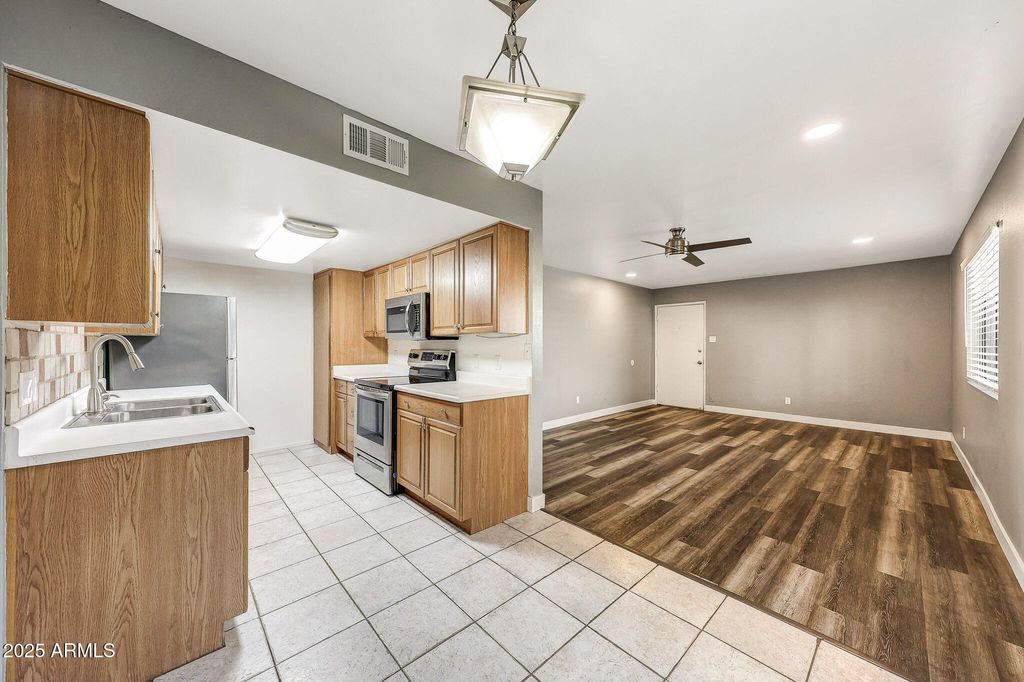 Image 9 of property listing at 1001 N GRANITE REEF Road, Scottsdale, AZ 85257