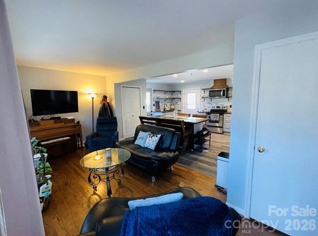 4721 Farm Pond Lane, Charlotte, NC 28212