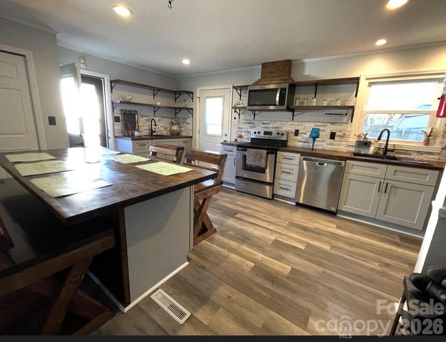 4721 Farm Pond Lane, Charlotte, NC 28212