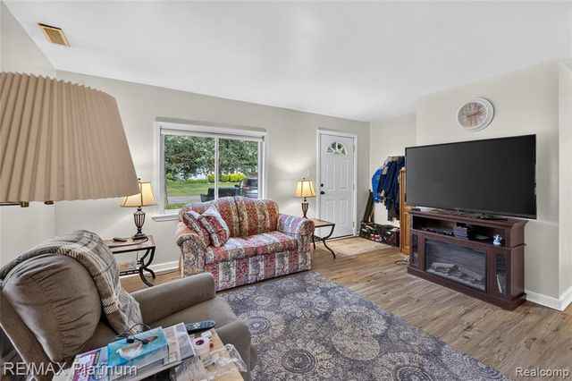 3319 Junior Drive, Pinckney, MI 48169