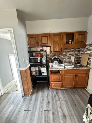 6803 Grandville Avenue, Detroit, MI 48228